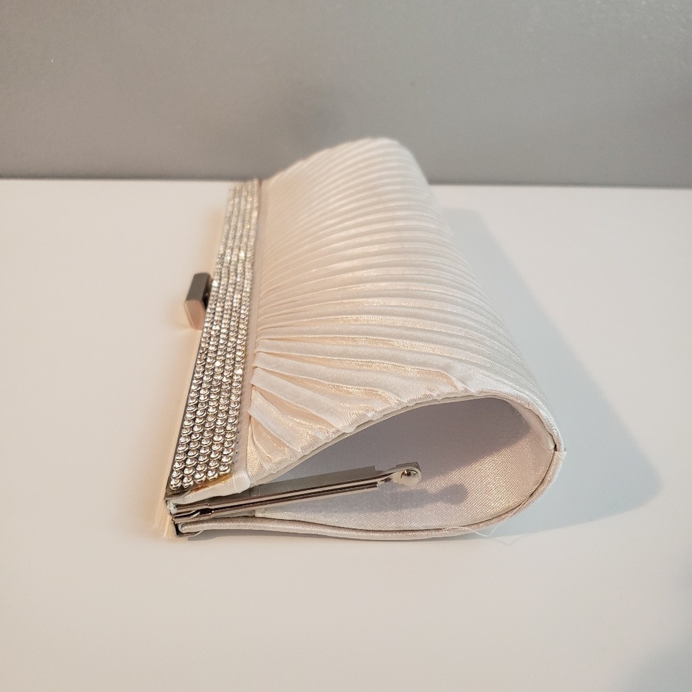 WHITE CLUTCH - Picture 4 of 7